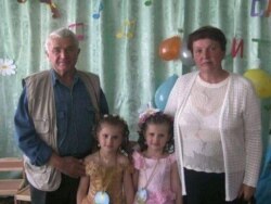 Батько Людмили Ігнатенко справа з дружиною та онуками (архів Ігнатенко)