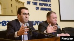 Հայաստան -- Էկոնոմիկայի նախարարի տեղակալներ Գարեգին Մելքոնյանը և Տիգրան Հարությունյանը պատասխանում են լրագրողների հարցերին, Երևան, 18-ը փետրվարի, 2014թ․