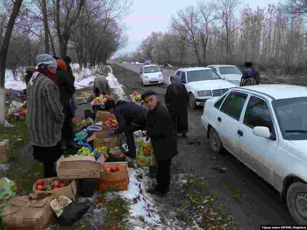 Ош-Кызыл-Кыя унаа жолунун узундугу 100 чакырым. Анын дээрлик 80 чакырымы Ноокат районун аралап өтөт. Ноокаттыктар акыркы 10 жылдан бери алмасын жол боюна алып чыгып өздөрү сатканды үйрөнүп алышкан. &nbsp;