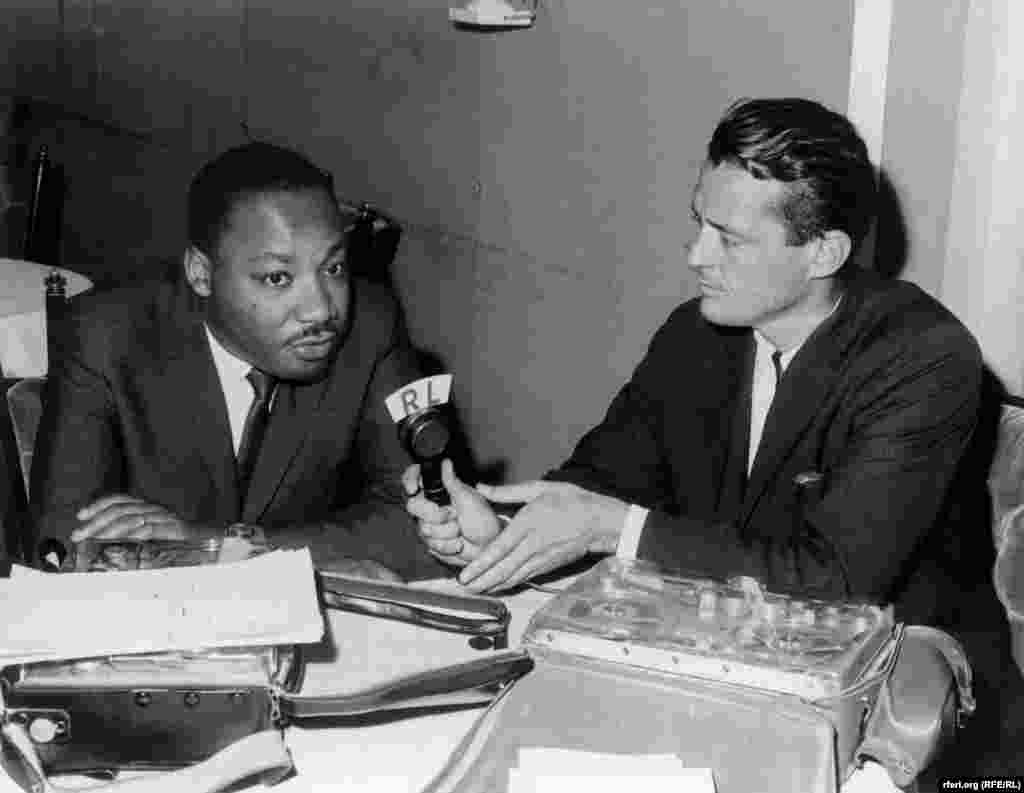 Redactorul RL, Francis Ronalds, intervievîndu-l pe Martin Luther King Jr. în 1966.