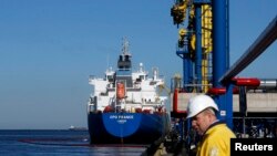 Нафтавы тэрмінал у порце Усць-Луга, архіўнае фота