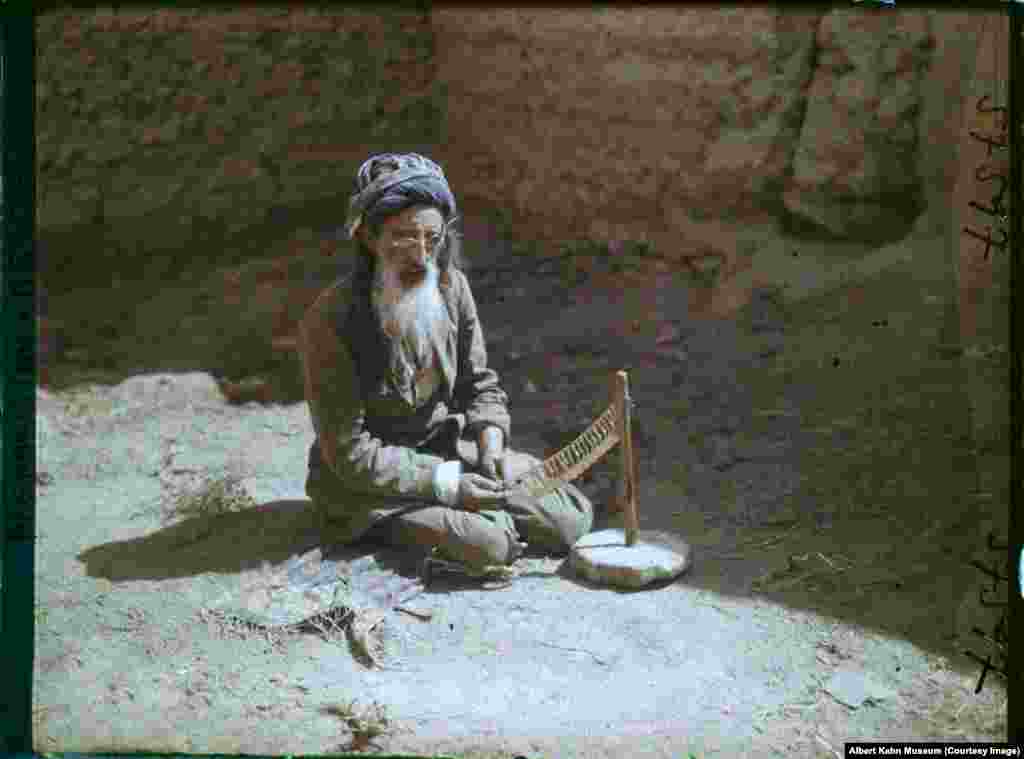 Un aurar lucrează într-o curte cu pereți noroioși din Kabul. Aceste imagini din 1928, realizate de fotograful Frederic Gadmer, fac parte din proiectul „Arhivele Planetei”, care a avut drept scop surprinderea lumii prin intermediul fotografiilor color de mari dimensiuni.