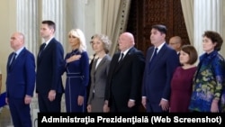 Premierul Ilie Bolojan (primul din stânga), alături de Mircea Abrudean, președintele Senatului, Raluca Turcan, deputată PNL, și Simina Tănăsescu, plus o parte a membrilor CCR, cu prilejul depunerii jurământului a trei noi judecători – iulie 2025.