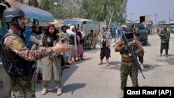  په تورخم کې ولاړ افغان طالبان او پاکستاني سرتيري - انځور له ارشيفه