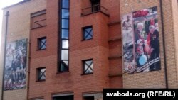 Плякаты да Дня перамогі на будынку гасьцініцы