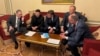 Premierul britanic Keir Starmer, președintele ucrainean Volodimir Zelenski, președintele francez Emmanuel Macron, cancelarul german Friedrich Merz și premierul polonez Donald Tusk vorbesc la telefon cu președintele american Donald Trump.
