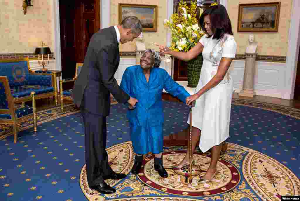 Michelle și Barack Obama dansează cu Virginia McLaurin, în vîrstă de 106 ani la Casa Albă, în ambianța celebrării Lunii de istorie afro-americană, la 18 februarie 2016.
