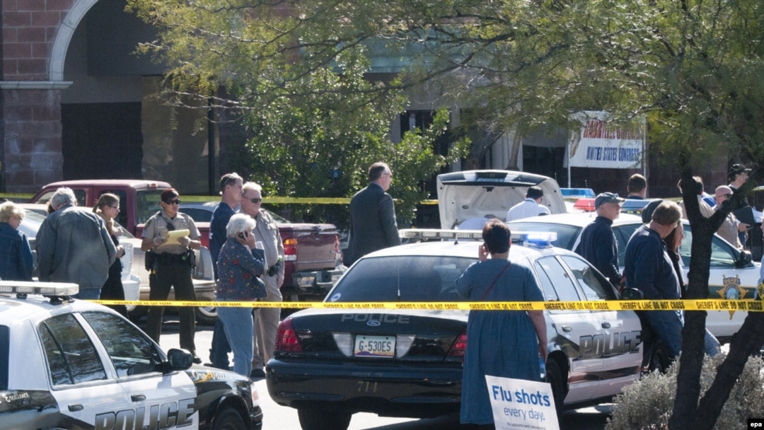 Policija istražuje mjesto napada, Tuscon u Arizoni, 8. januar 2011.