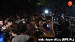 Վրաստան - Ցուցարարները «Վրացական երազանք»-ի գրասենյակի դիմաց, Թբիլիսի, 12-ը հուլիսի, 2021թ․ 