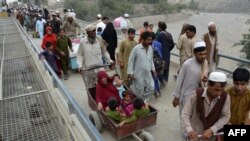 یوشمېر افغانان پر تورخم خیبر ته د اوښتو لپاره روان دي - پخوانی انځور. 