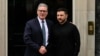 Prim-ministrul britanic Keir Starmer (stânga) dă mâna cu președintele ucrainean Volodimir Zelenski în timp ce îl întâmpină pe treptele de pe Downing Street nr. 10 din centrul Londrei, pe 14 august.