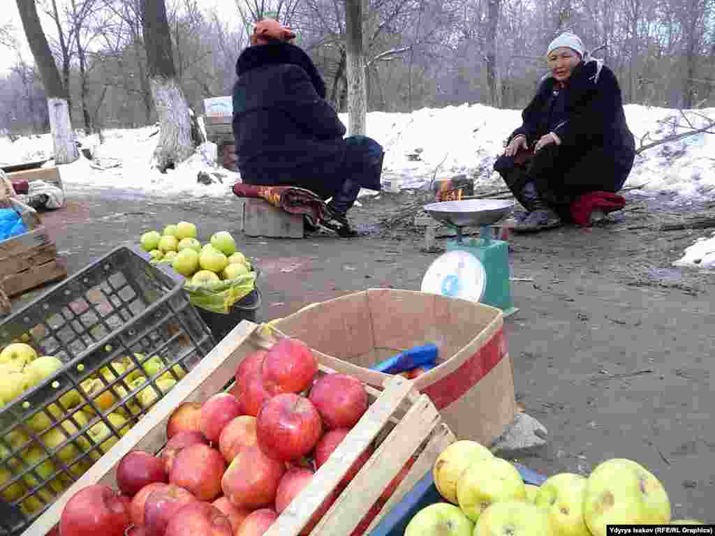 Ош-Кызыл-Кыя унаа жолунун боюнда алма сатылган отуздай жай бар. Жол боюн жакшы соода жайына айландырган тургундар күндүзгү саат 10дон тарта түнкү саат 12ге чейин турушат.