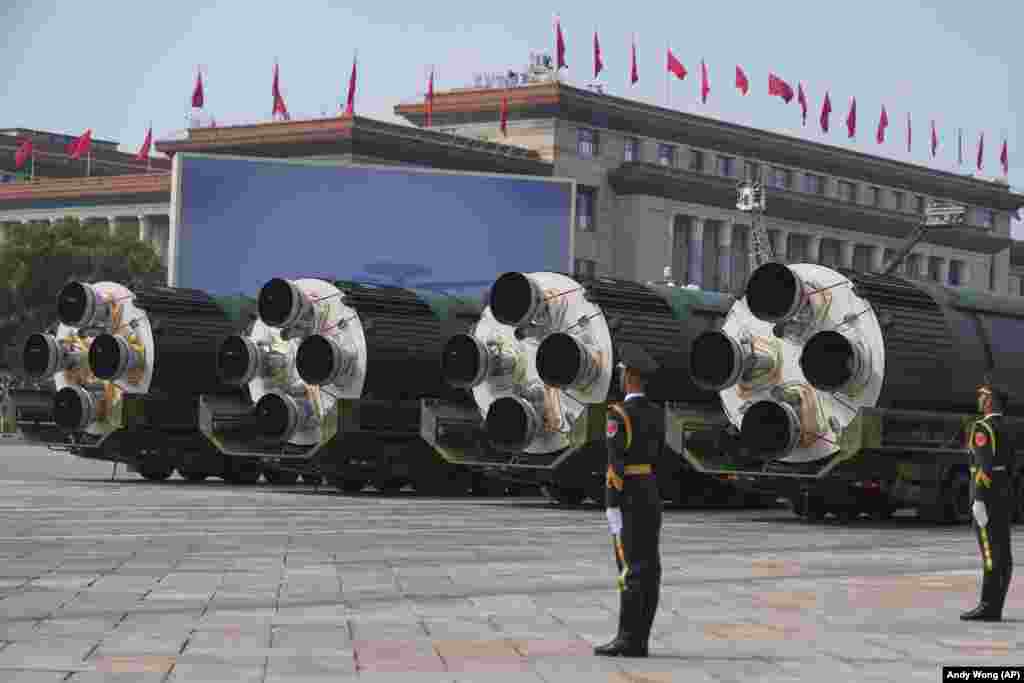 Raketa strategjike ndërkontinentale bërthamore, DF-5C, të ekspozuara në paradën e Pekinit.