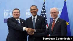 Голова Єврокомісії Жозе Мануель Баррозу (ліворуч), президент США Барак Обама (центр), голова Європейської ради Герман Ван Ромпей (проворуч), Брюссель, 26 березня 2014 року