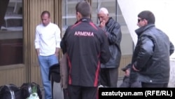 Հայաստան -- Սեզոնային աշխատանքի մեկնող միգրանտները «Զվարթնոց» օդանավակայանում, արխիվ