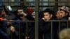 Орусиядагы Федералдык миграция кызматында ишке уруксат алуу үчүн кезекке турган мигранттар. Москва, 25-октябрь, 2013-жыл.