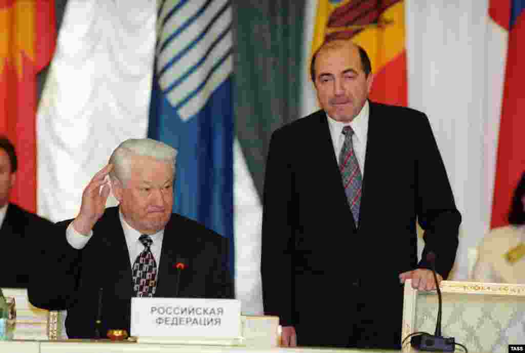 Cei doi Borişi - preşedintele Rusiei, Boris Elţîn (stânga), şi secretarul execuriv al CSI, Boris Berezovski, la summitul CSI de la Moscova, 29 aprilie 1998.