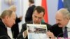 Прем'єр-міністр Володимир Путін (ліворуч), президент Росії Дмитро Медведєв зі своїм білоруським колегою Олександром Лукашенком (праворуч) під час зустрічі у Горькому, 25 листопада 2011 року