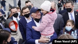 Joe Biden ukrajnai menekültekkel találkozik Varsóban 2022. március 26-án