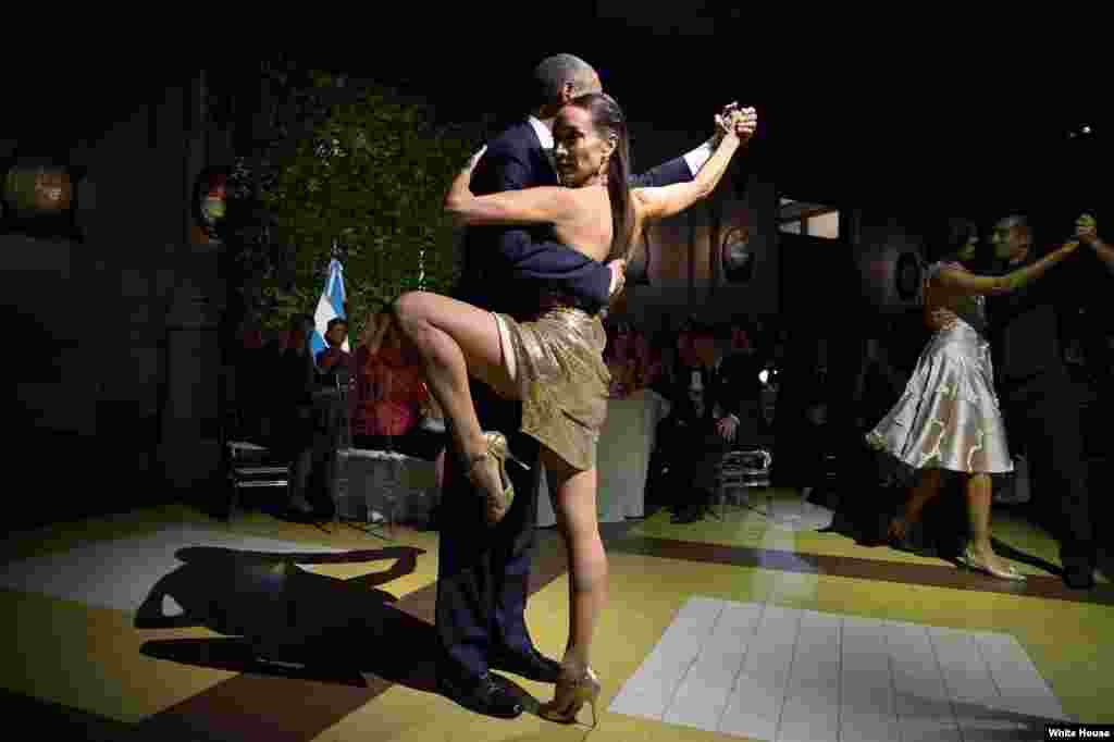 Președintele și prima doamnă dansînd cu parteneri separați de tango în cursul unei dineu de stat găzduit la Buenos Aires de președintele Argentinei, Mauricio Macri, la 23 martie 2016.