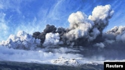 Norul de cenușă vulcanică deasupra ghețarului Eyjafjallajokull din Islanda