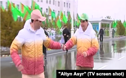 Gurbanguly Berdimuhamedow ogly Serdar Berdimuhamedowa estafeta nobatyny gowşurýar.