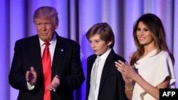 Barron, între părinții săi Donald și Melania Trump, New York, 8 noiembrie 2016