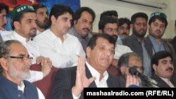 د مسلیم لیګ (ن) سیاستوال او وفاقي وزیر امیر مقام خبري غونډې ته وینا کوي ـ پخوانی انځور.