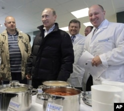 Владимир Путин (в центре) и Евгений Пригожин (справа) во время осмотра комбината питания под Петербургом, 2010 год