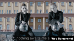 IC3PEAK дуэтинин "Өлүм мындан ары болбойт" деген ырынын клипинен алынган кадр.