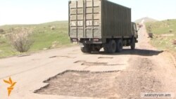 «Մի քանի օր առաջ էդ փոսերի երեսից վթար է եղել». Գյումրի-Արմավիր ճանապարհահատվածը գրեթե անանցանելի է դարձել