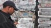 Карачиде талиптердин башчыларынын бири кармалганын жергиликтүү калк да гезиттер аркылуу билди 
