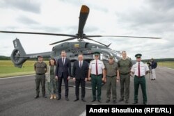 У прэзэнтацыі бралі ўдзел міністар унутраных справаў Літвы Уладзіслаў Кандратовіч, намесьнік камандзіра Дзяржаўнай памежнай службы Антанас Монтвідас і кіраўнік авіяцыйнага падразьдзелу Раландас Вольскіс, прадстаўніца кампаніі Airbus Helicopters Ізабэль Руксэль