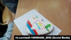 Пряник, розписаний учнями Добровської школи-гімназії у Сімферопольському районі під час майстеркласу з виготовлення талісманів для російського військового – учасника повномасштабного вторгнення РФ в Україну, 12 грудня 2024 року