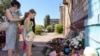 Flori și jucării marchează locul unui atac rusesc asupra unui bloc de apartamente în care au fost ucise în zorii zilei de noi numeroase persoane, inclusiv patru copii. 