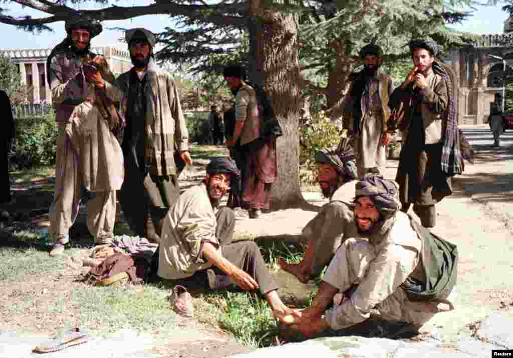 Luptătorii talibani se pregătesc să se roage în palatul prezidențial din Kabul, numit Arg, în toamna anului 1996. În septembrie, grupul militant islamic a preluat controlul asupra orașului de la mujahedini, cei care au luptat odată împotriva invaziei sovietice, dar au ajuns să lupte între ei în anii ‘90.