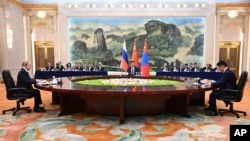 Președintele rus Vladimir Putin la o întâlnire cu președintele mongol Ukhnaagiin Khurelsukh găzduită la Beijing de președintele chinez Xi Jinping