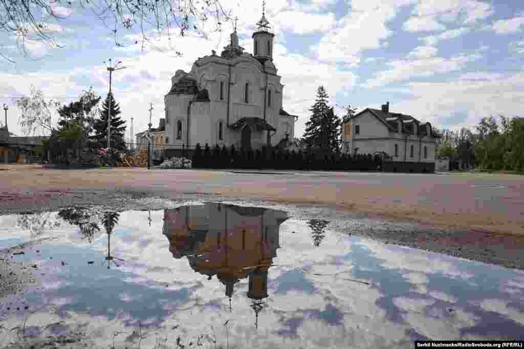 Biserica Sfântului Cneaz Igor din Cernihiv a fost distrusă, potrivit martorilor, în urma bombardamentelor rusești din aprilie 2024.Încă din martie, experți și militari au început să vorbească despre Kosteantînivka ca despre următoarea țintă probabilă a Rusiei. Este o tactică cunoscută a agresorului înaintea unei ofensive: concentrarea atacurilor asupra tuturor clădirilor care ar putea oferi adăpost, pentru ca apărarea orașului să devină cât mai dificilă, spun ei.
