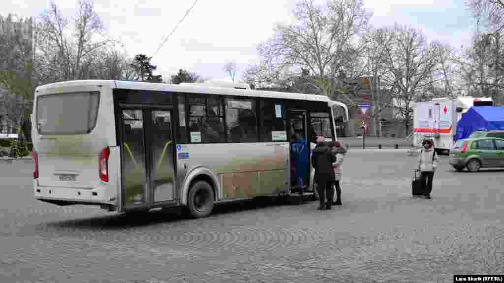 Об'їжджаючи бухту, автобус іде на Північну сторону 40-50 хвилин, тоді як катер від Графської пристані доходить туди за сім хвилин