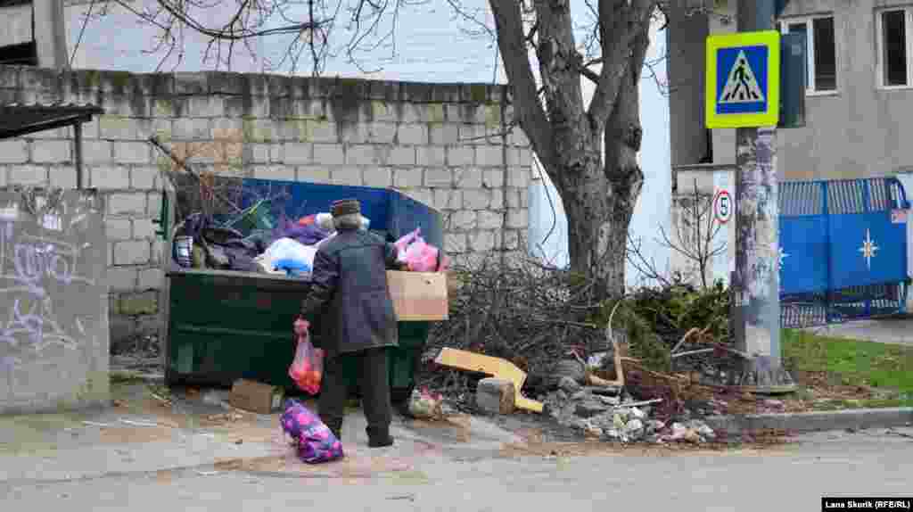Так виглядає місце збору сміття на вулиці Перекопській – за кількасот метрів від будівлі російської адміністрації Нахімівського району міста