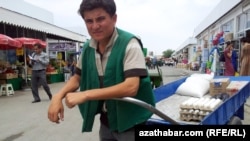  "Gündogar" bazaryndaky ýaş ýükçi 