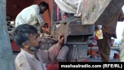 د بونیر استوګن ۴۰ کلن خالید د سمندري بېړیو کارګر 