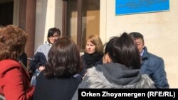 Журналист Светлана Глушкова (в центре) у здания специализированного межрайонного административного суда города Астаны в день начала процесса по ее делу. Нур-Султан, 1 апреля 2019 года.