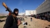 Представитель одного из вооруженных отрядов противников режима Башара Асала наблюдает за поиском заключенных в тюрьме Сейдная, 9 декабря 2024 года.