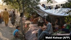 Takarók és kezdetleges sátrak alatt húzzák meg magukat a Kabulban rekedt belső menekültek 2021. augusztus 11-én