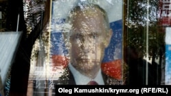Портрет президента России Владимира Путина в витрине книжного магазина в оккупированном Симферополе (иллюстрационное изображение)
