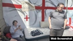 ელენე ხოშტარიას შემდეგ პარლამენტთან შიმშილობა გედევან ფოფხაძემაც გამოაცხადა.
