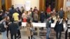 На выставке Pop-up музей «Архитектурный код Алматы». В центре — стол с периодизацией истории города и его архитектурных стилей. Алматы, 31 марта 2017 года.