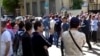 Навбатпойии муҳоҷирони тоҷик дар назди сафорати Тоҷикистон дар Маскав. Моҳи июли 2020