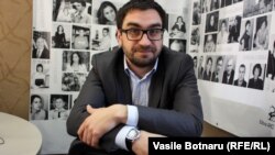 Victor Lutenco în studioul Europei Libere la Chișinău